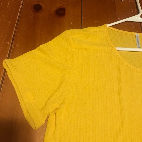 Passports top size XL, yellow colored with a tie knot. - Picture 3 of 7